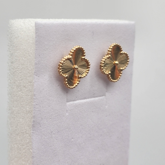 18K Yellow Gold Stud Earrings Clover Flower 12mm Real Au750 NEW Cute Au7… - Picture 5 of 12